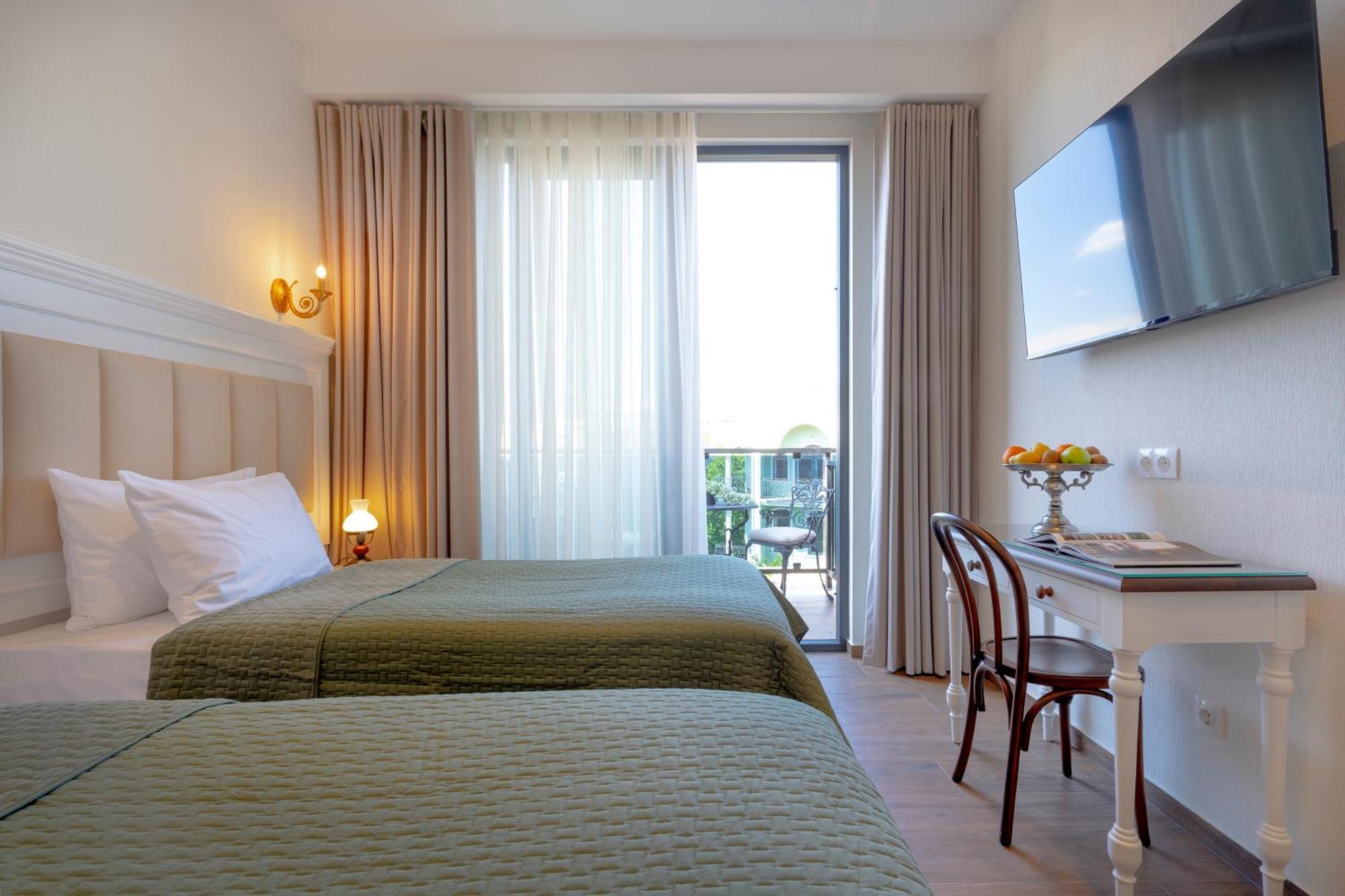 Iris Hotel Тбілісі Екстер'єр фото