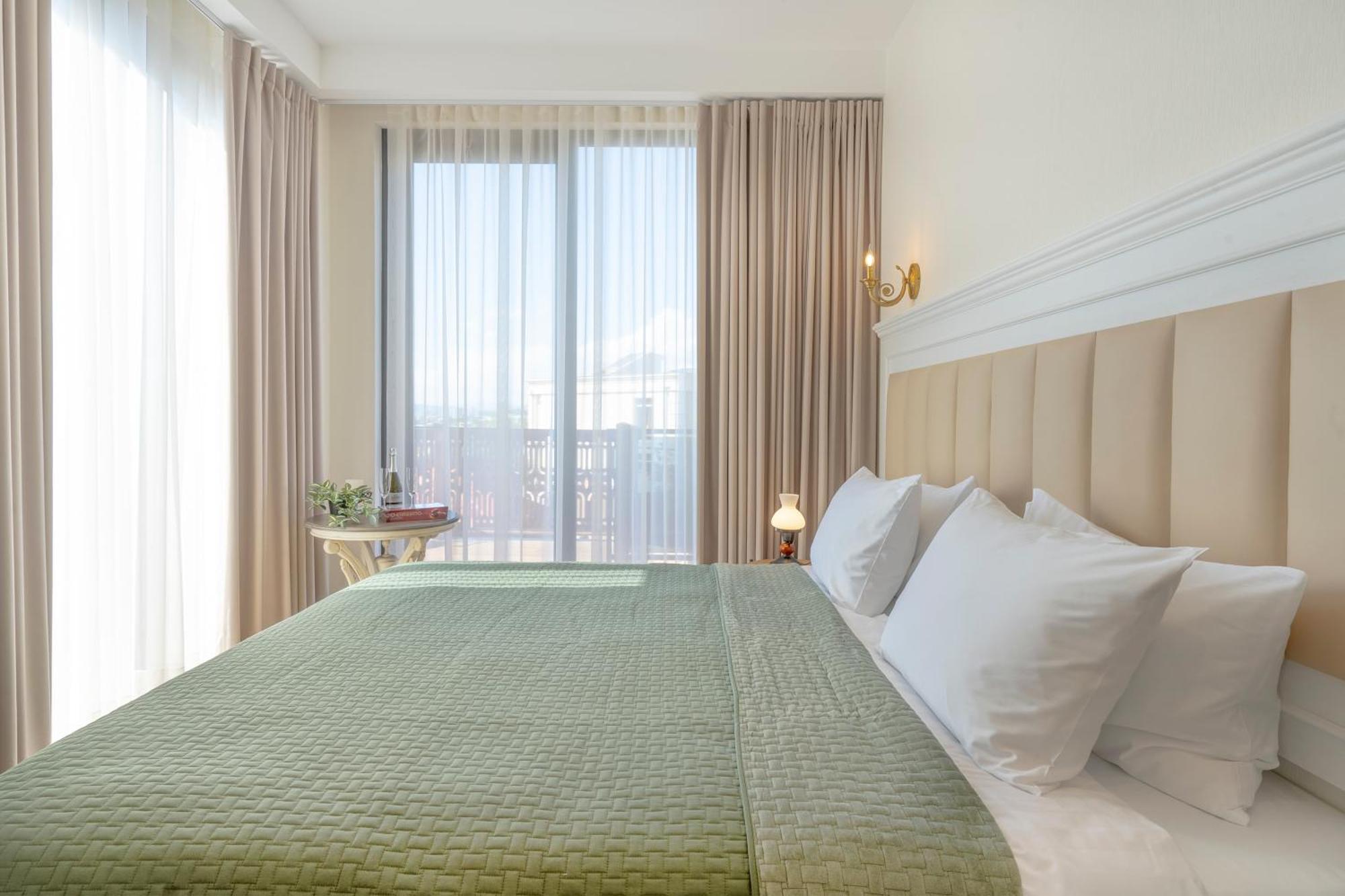 Iris Hotel Тбілісі Екстер'єр фото