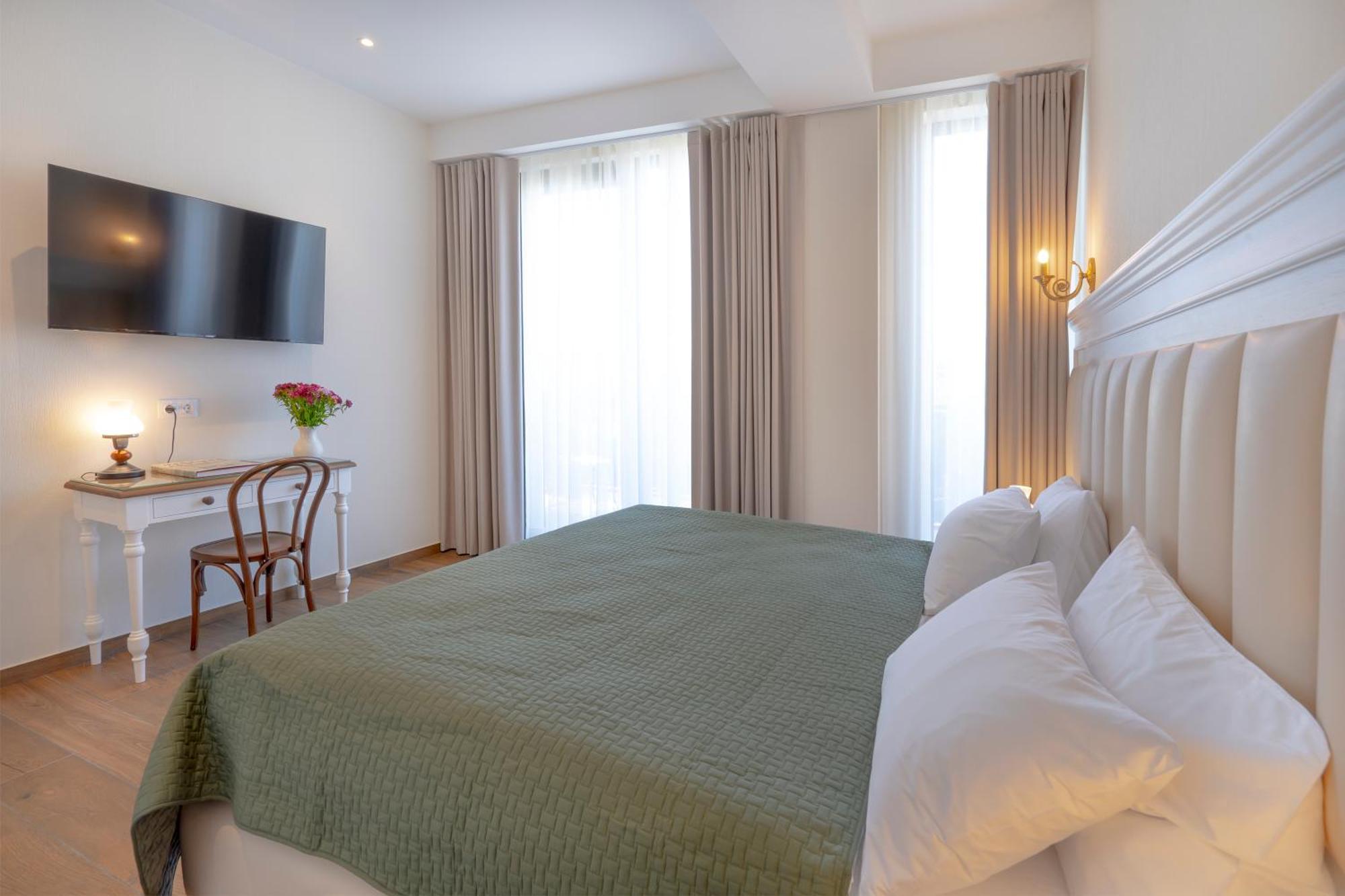 Iris Hotel Тбілісі Екстер'єр фото