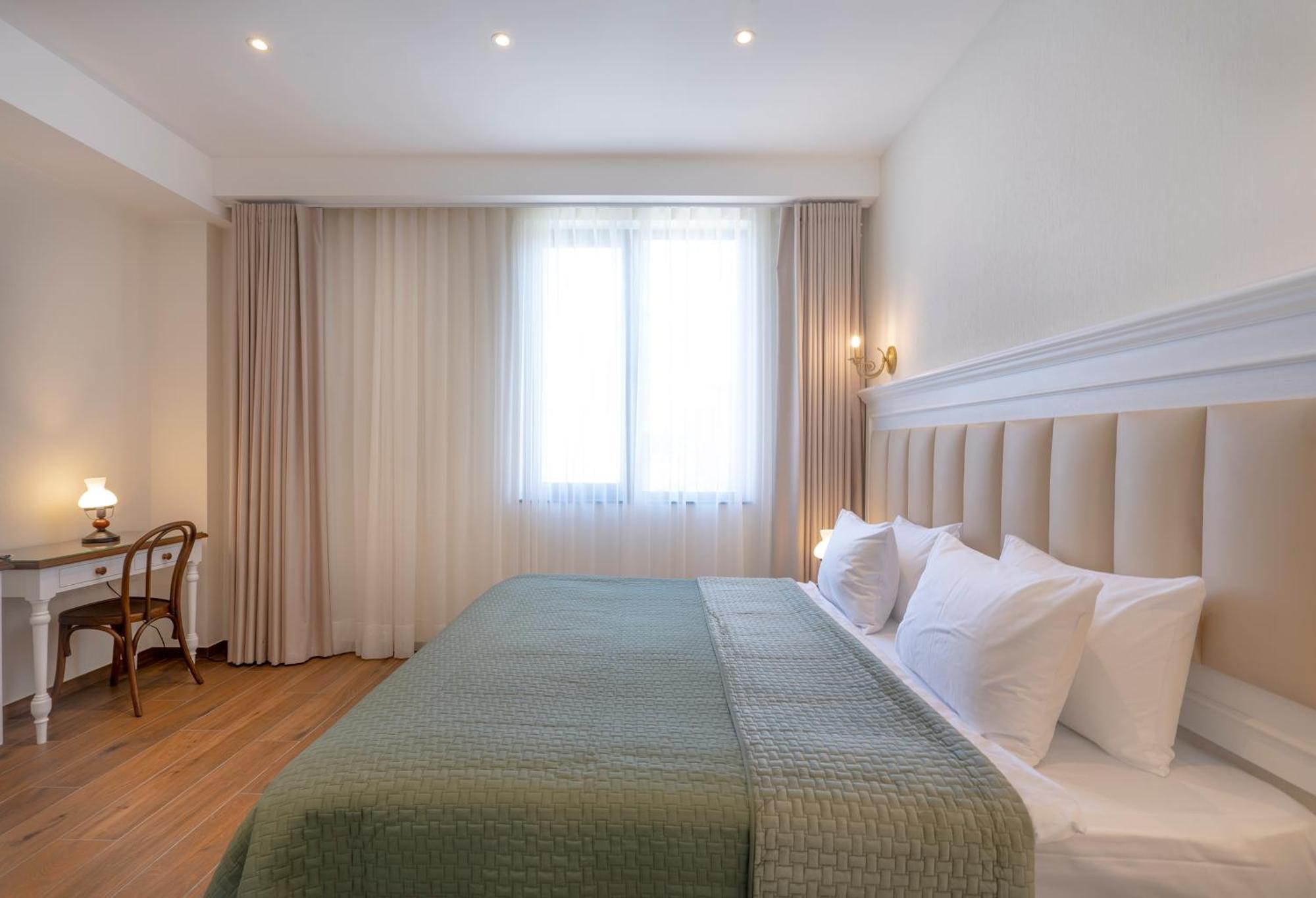 Iris Hotel Тбілісі Екстер'єр фото